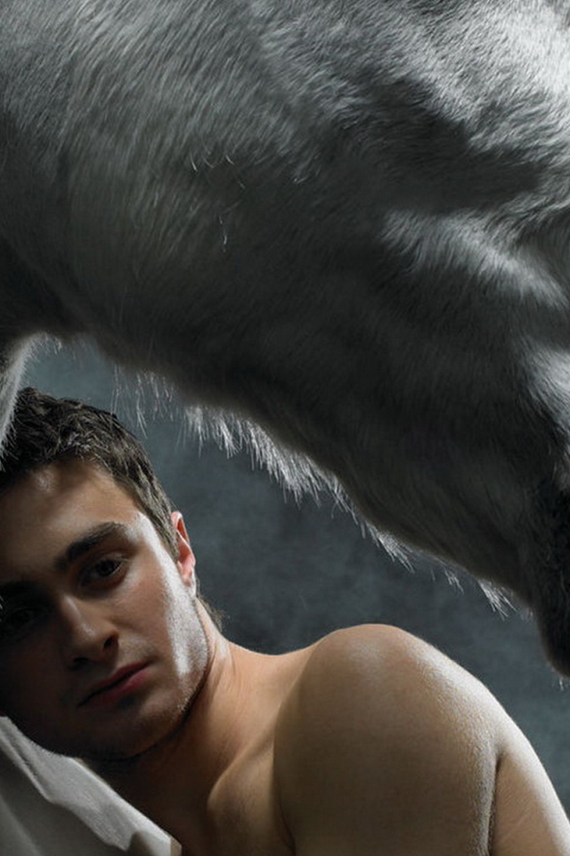 Даниэль Редклифф прижавшись к лошади