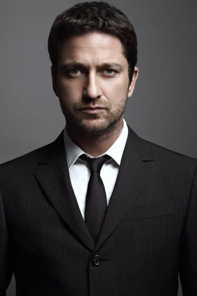 Джерард Батлер в костюме