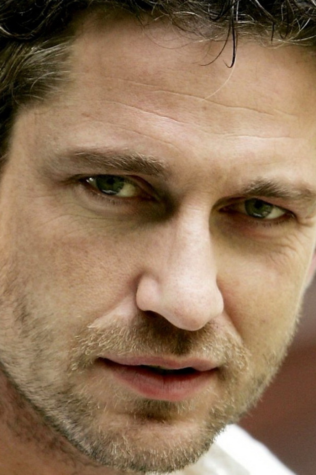 Не бритый Джерард Батлер