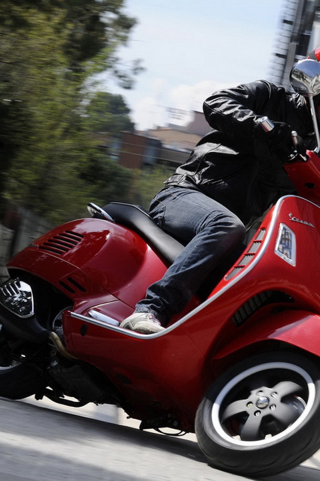 Vespa GTS 125 Super в красном цвете