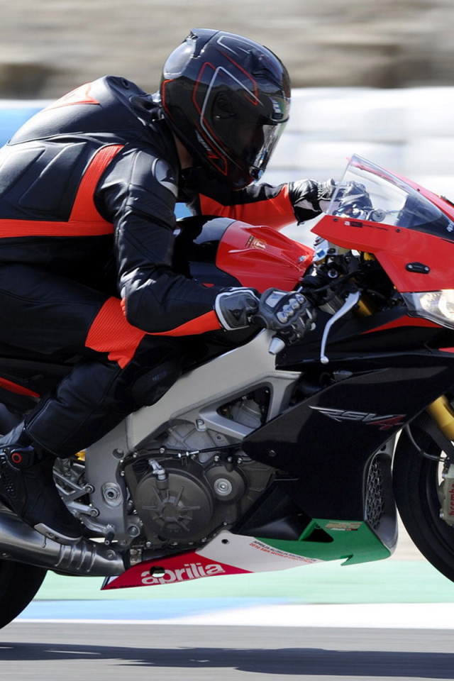 Априлия RSV4 R на соревновании