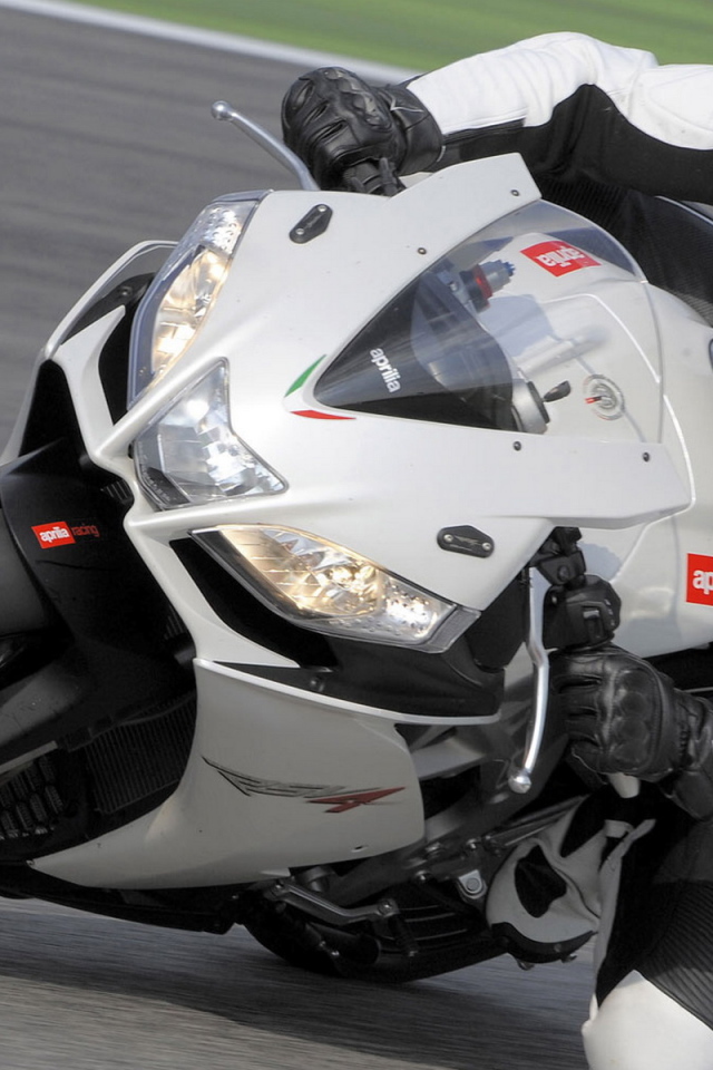 Aprilia RSV4 R на повороте
