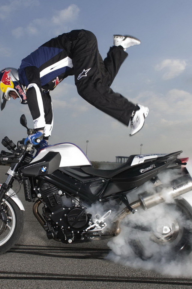 БМВ Ф 800 выписывая трюки