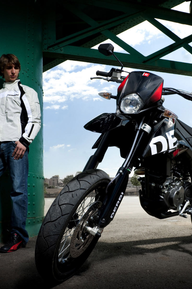 Дерби Сентра среди стальной тишины