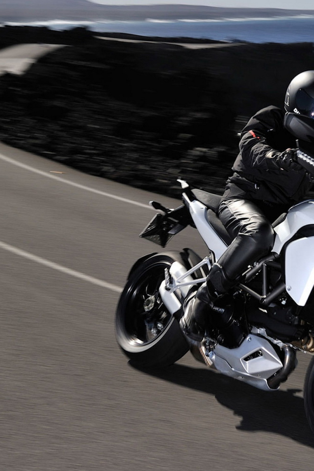 Дукати Мултистрада 1200С движение вдоль побережья