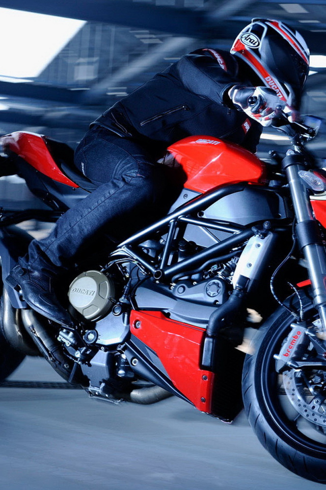 Ducati Streetfigtherx выезжая с парковки