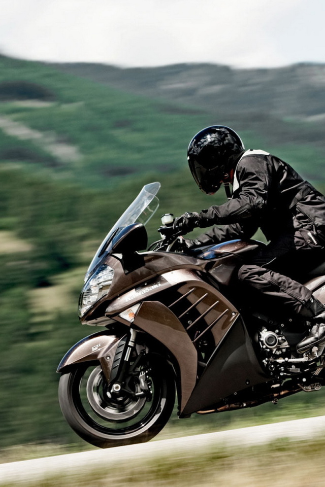 Кавасаки 1400 GTR по дороге