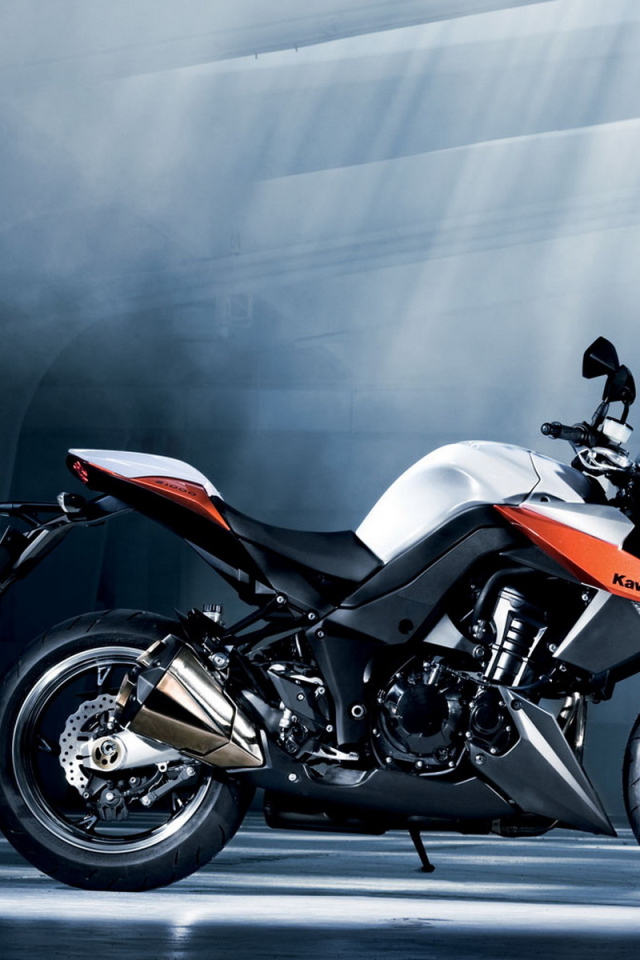 Кавасаки Z1000 в ангаре