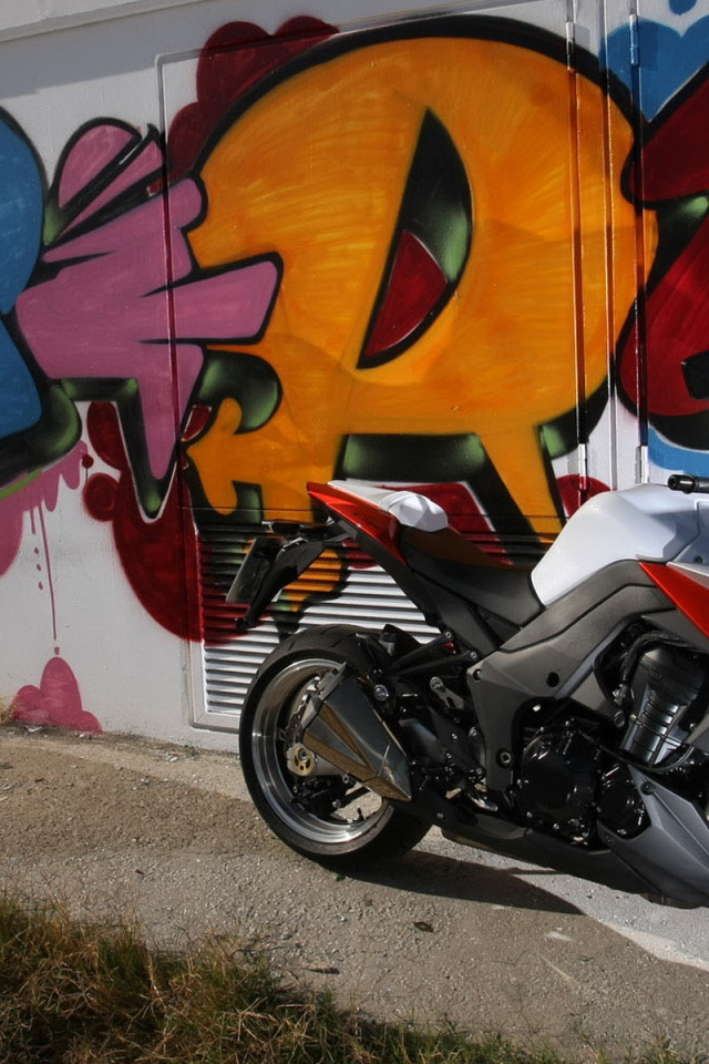 Кавасаки Z 1000 возле стены