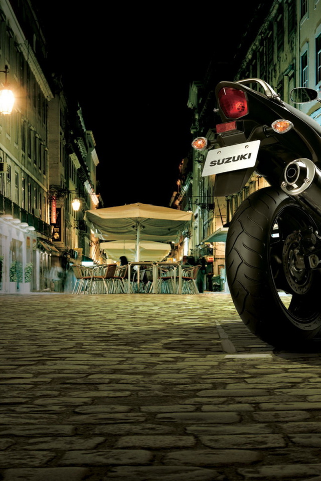 Сузуки GSF 125 Бандит на ночной улице города