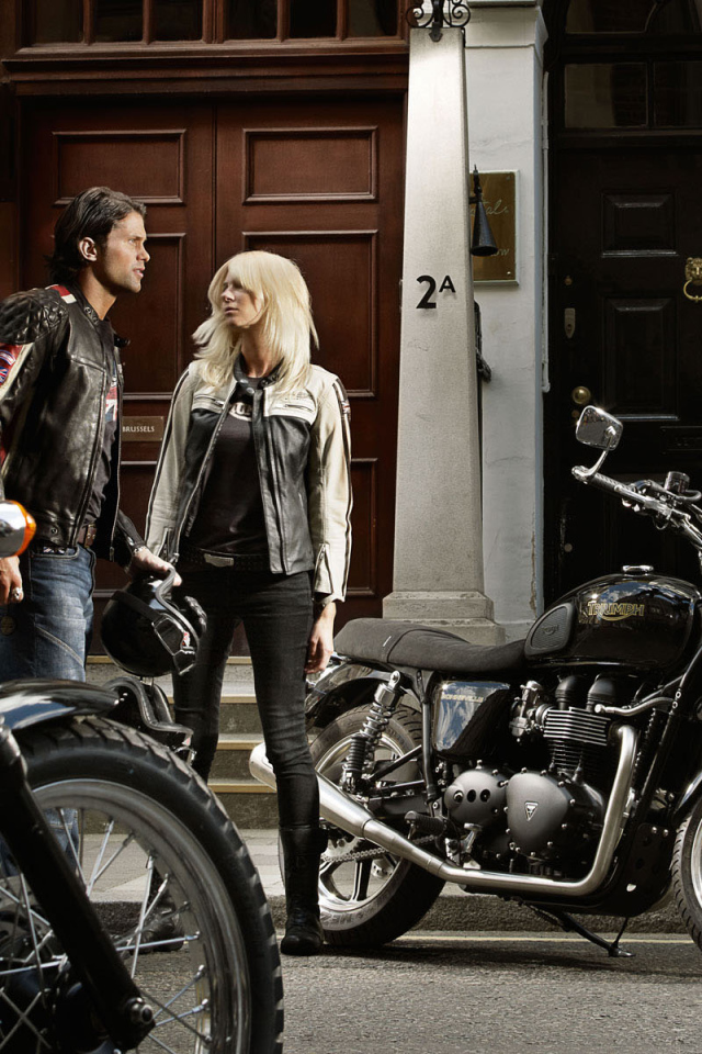 Триумф Бонневелли около двери