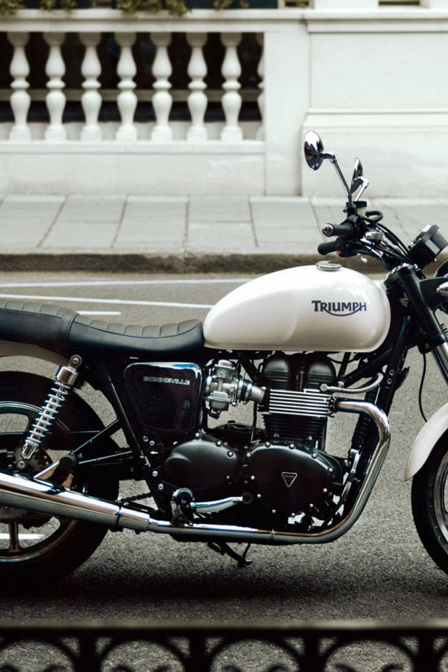 Триумф Бонневелле на улицах города