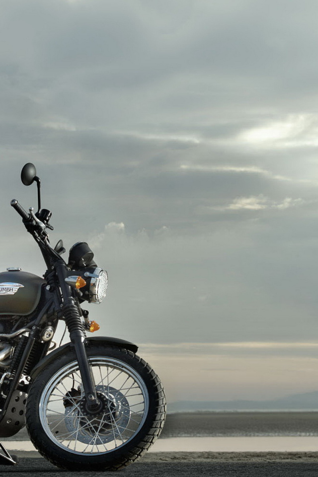 Триумф Скрамбер на побережье