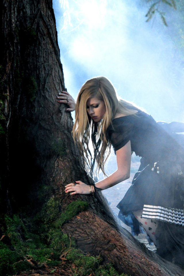 Аврил Лавин в лесу