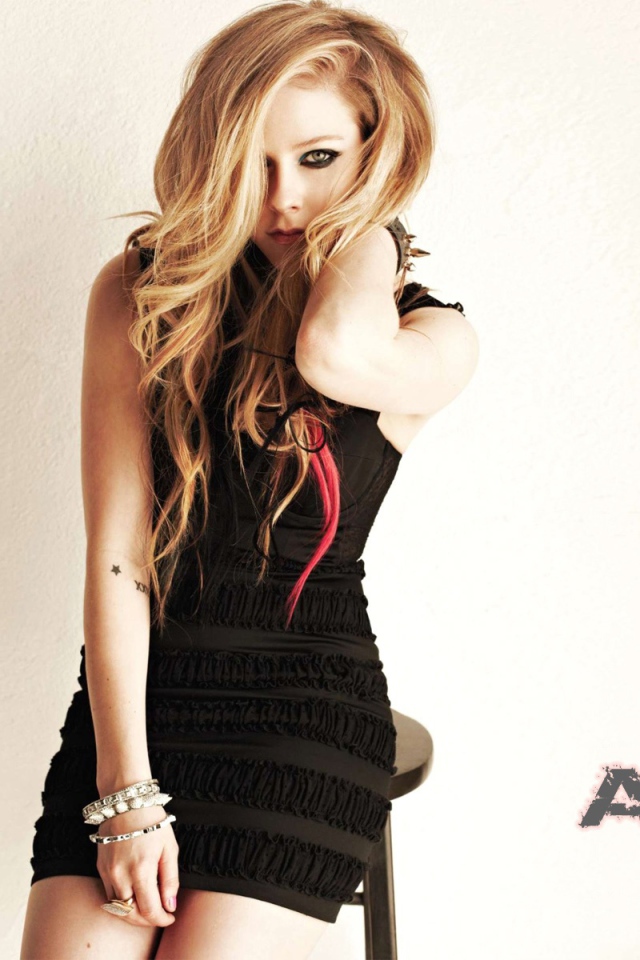 Avril Lavigne в черном
