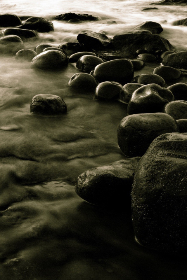 Черные валуны