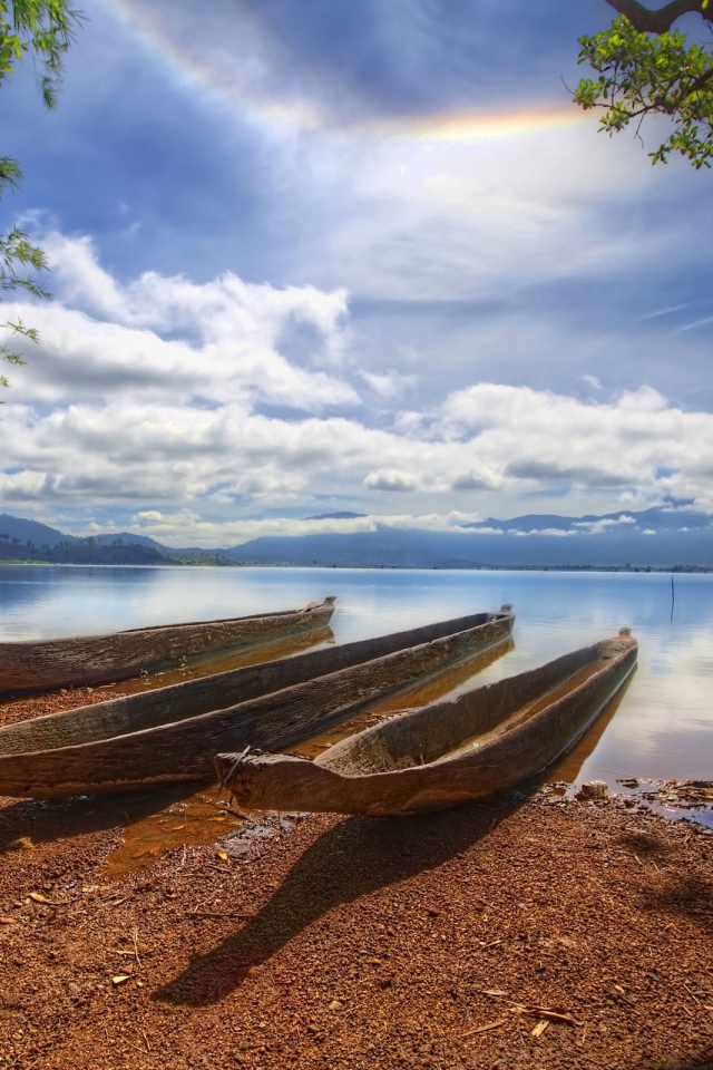 Каноэ на берегу реки