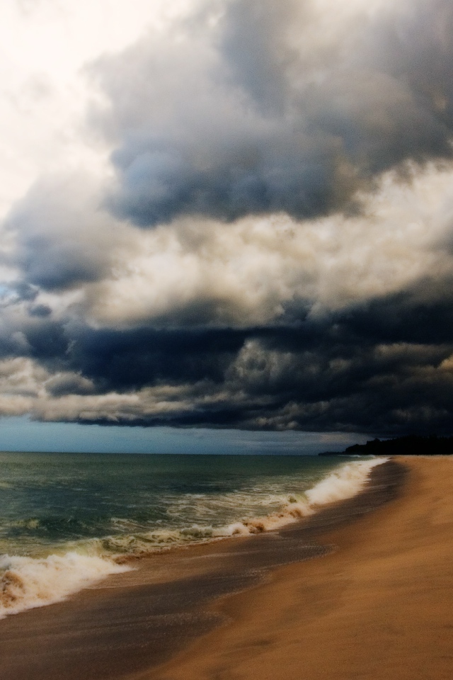 На пляже после шторма