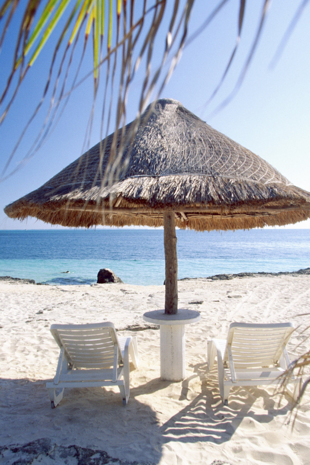 На белом песке