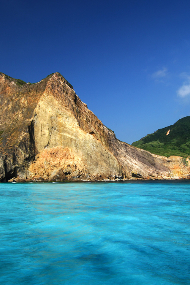 Скалы на берегу