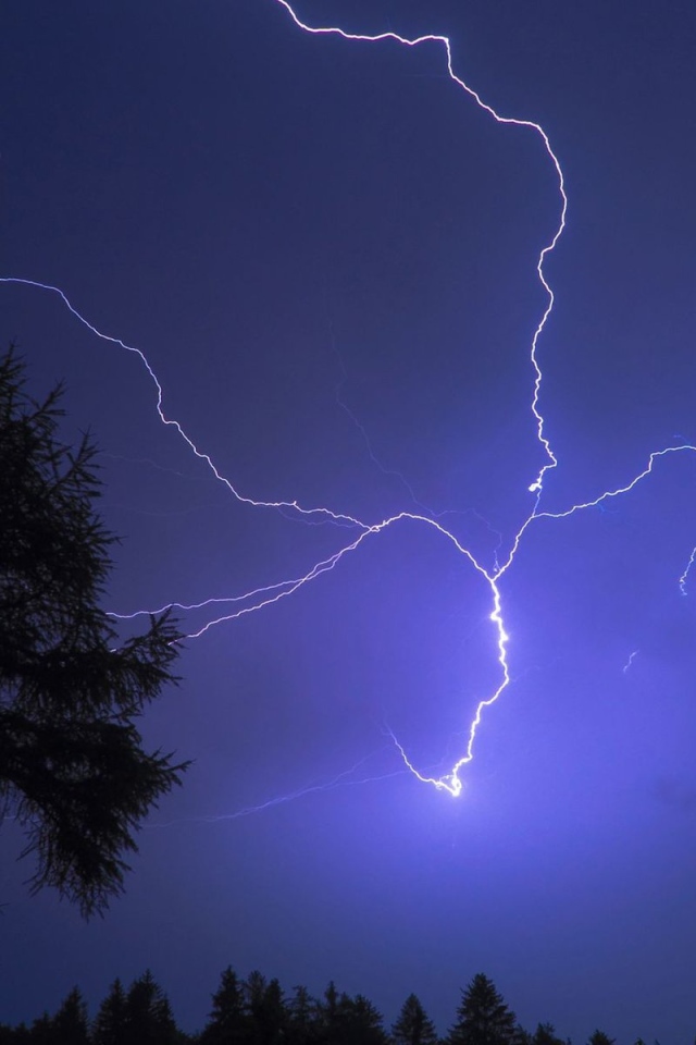 Молния в ночном небе