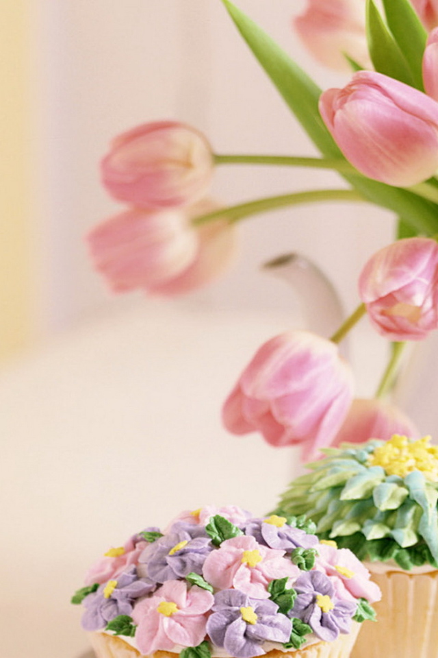 Тюльпаны и пирожные