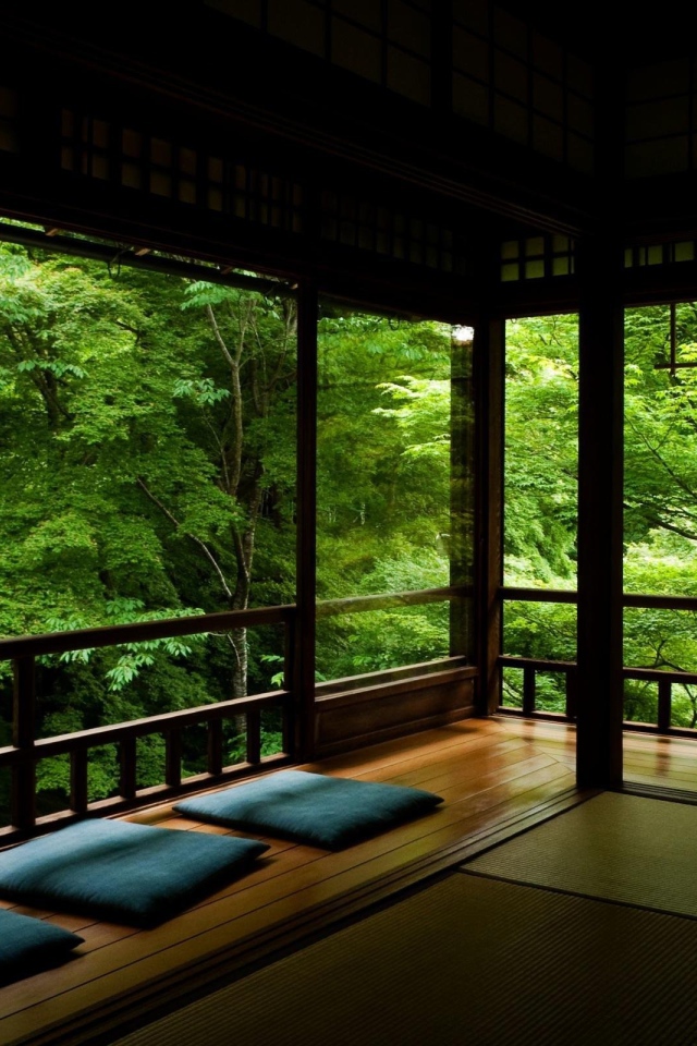 Среди лесной зелени