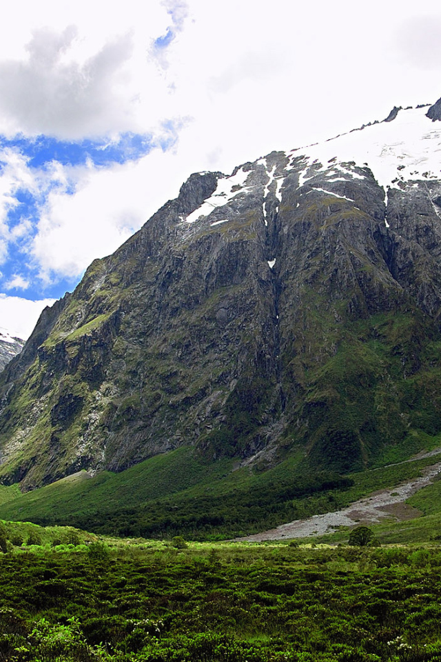 У подножия гор