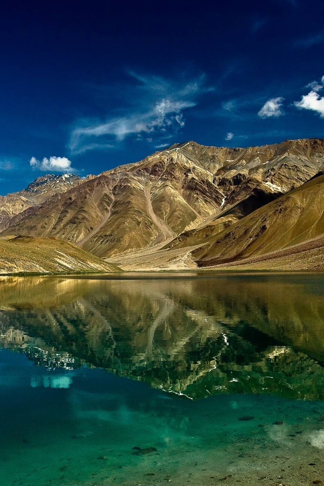 Чистое озеро в горах