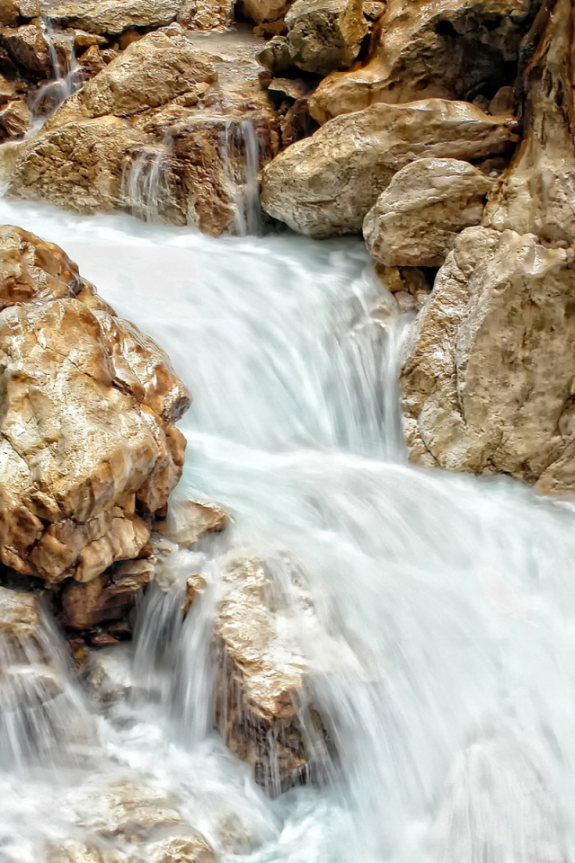 Ручей среди камней