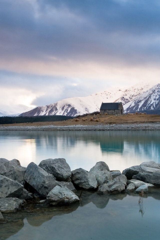 Озеро среди горных вершин