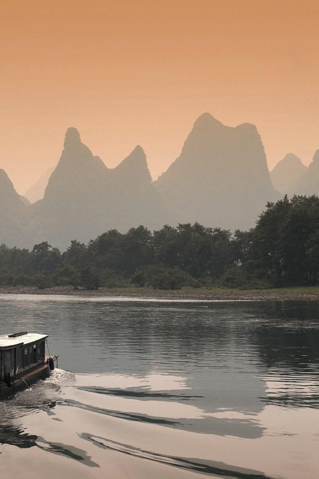 Горы у реки