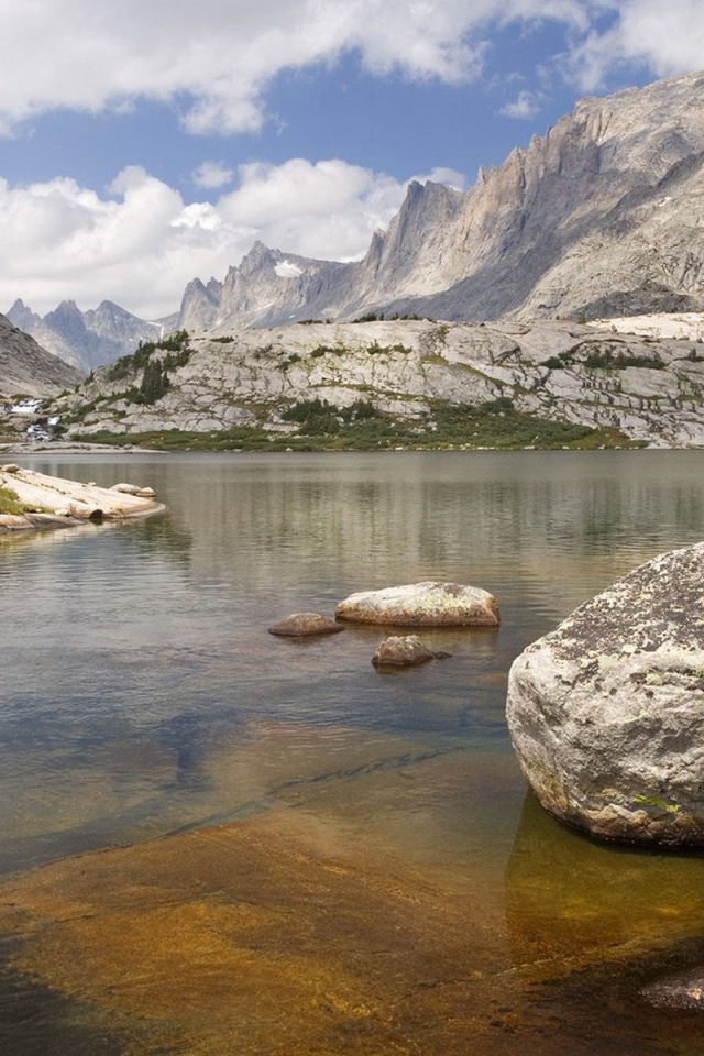 Река среди горных вершин