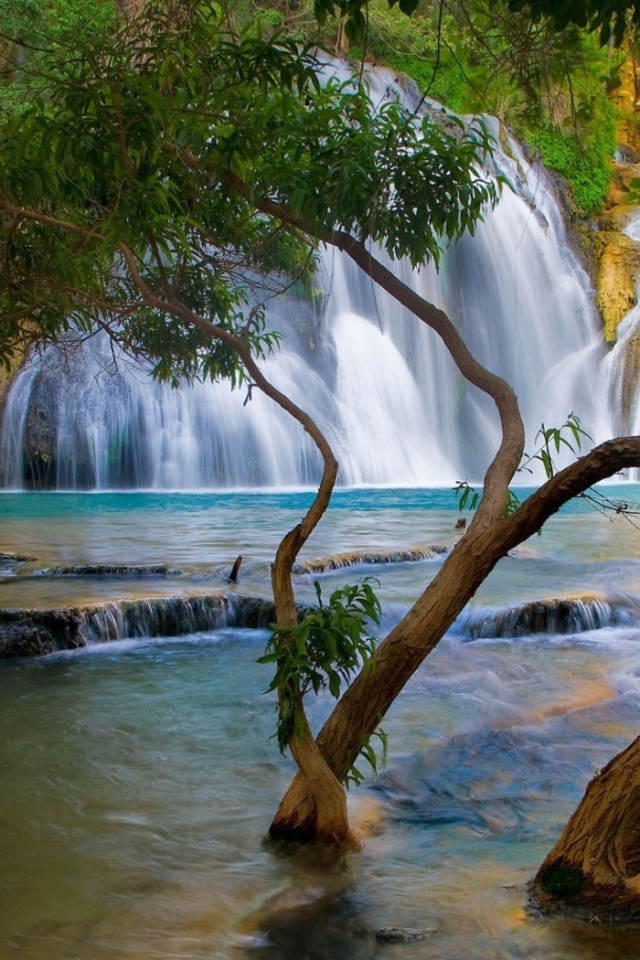 У подножия водопада