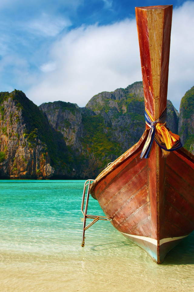 Лодка на берегу