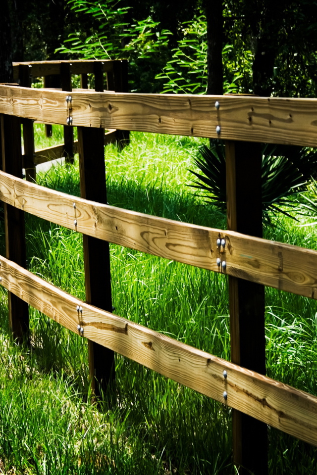 Забор вдоль дороги