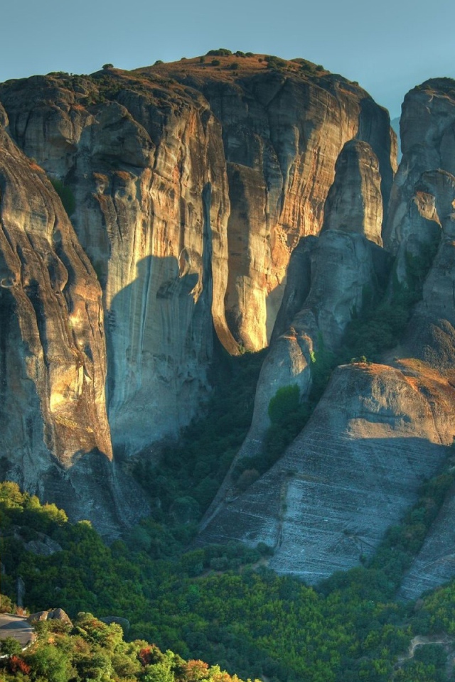 Домик на скале