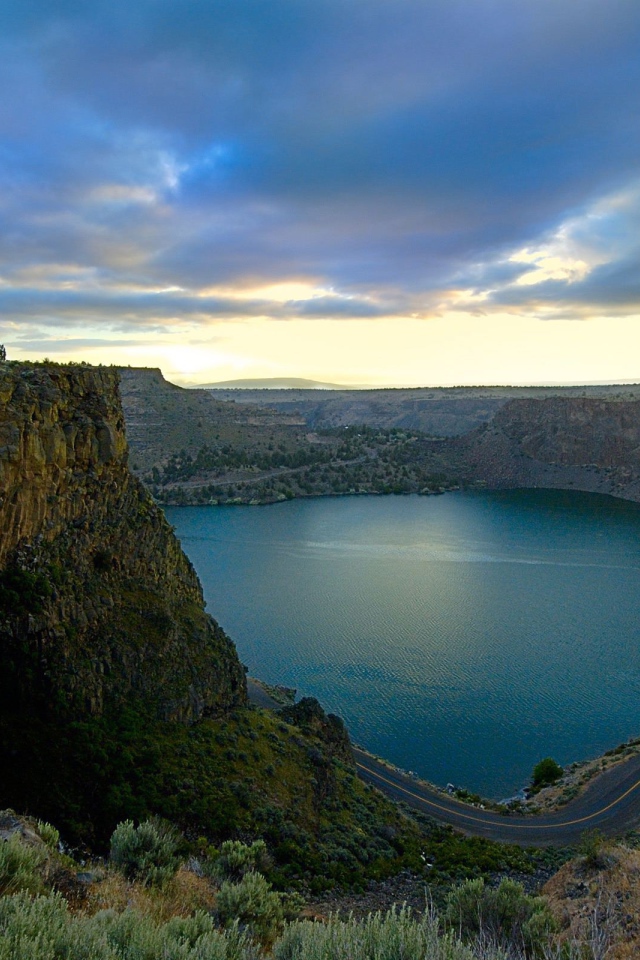 Озеро в каньоне