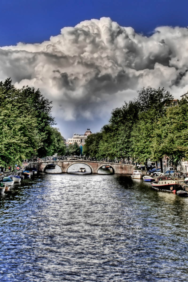 Река в городе