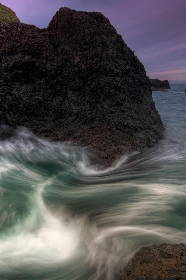 Камни на берегу