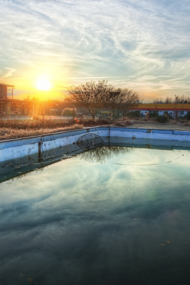 Закат у бассейна