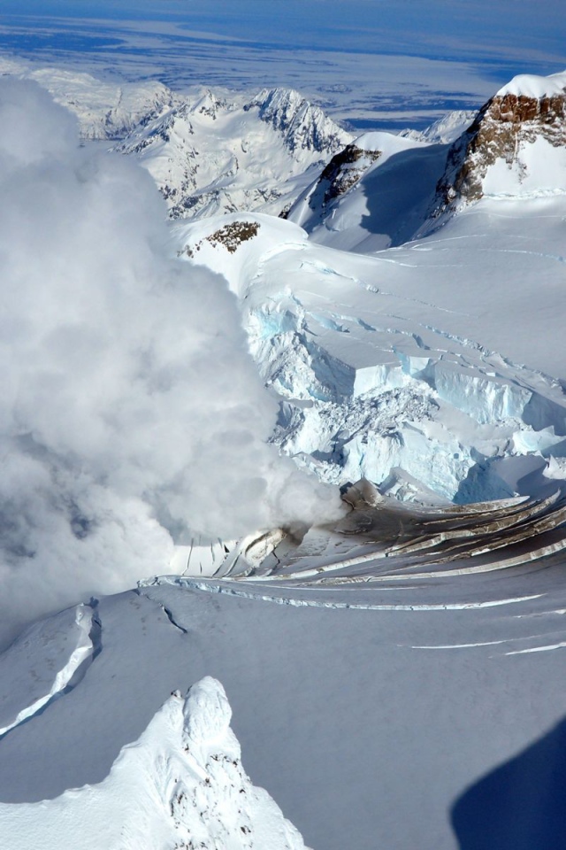 Извержение вулкана, Аляска, США
