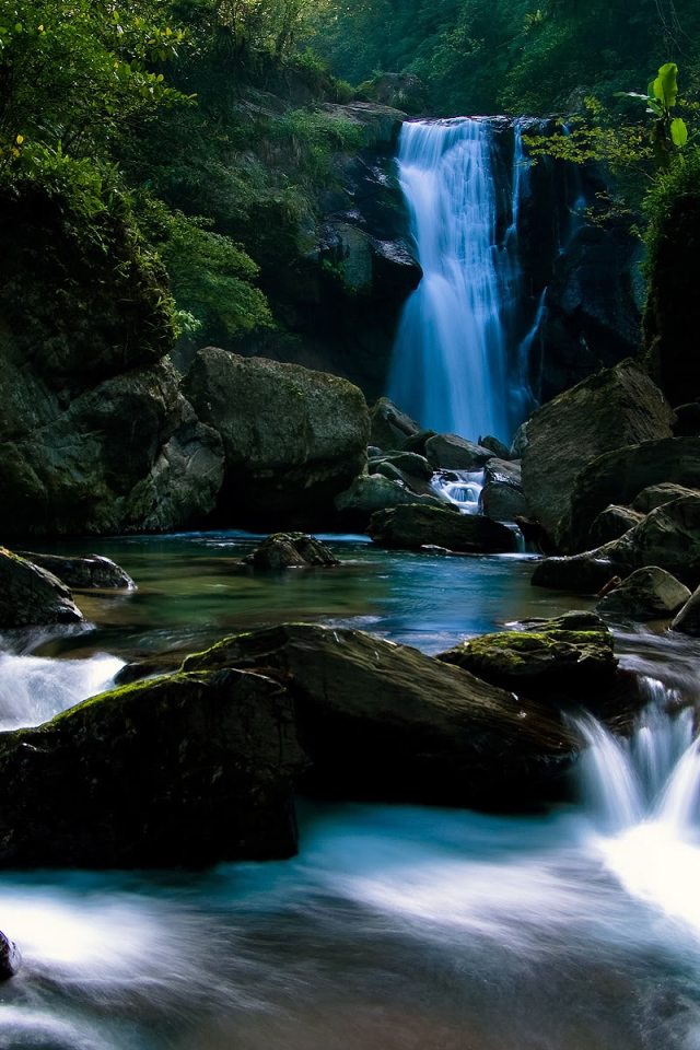 Водопад на лесной речке