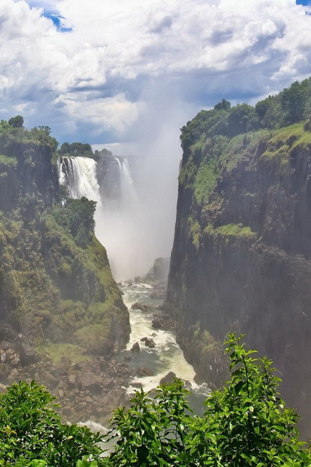Водопад в ущелье