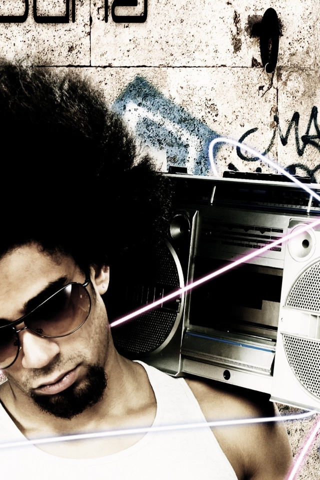 Парень с магнитофоном