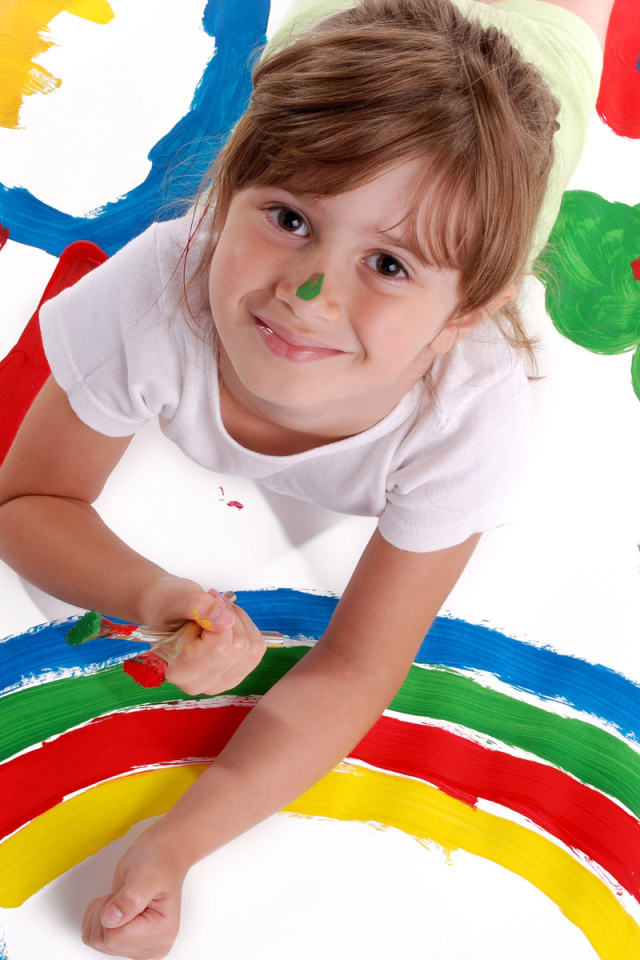 Маленькая девочка и радуга