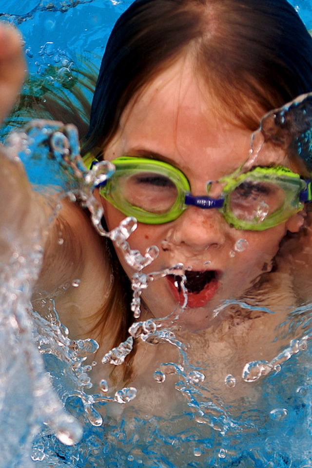 Плавающая девочка