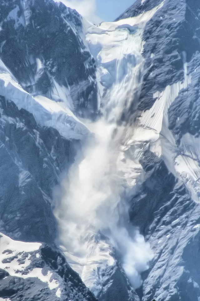 Сход снега с гор