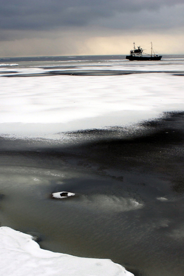 Застрявший во льдах корабль