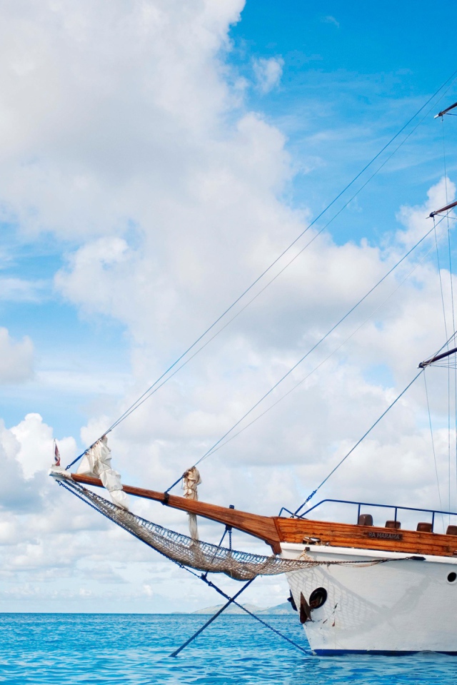 Белый парусник